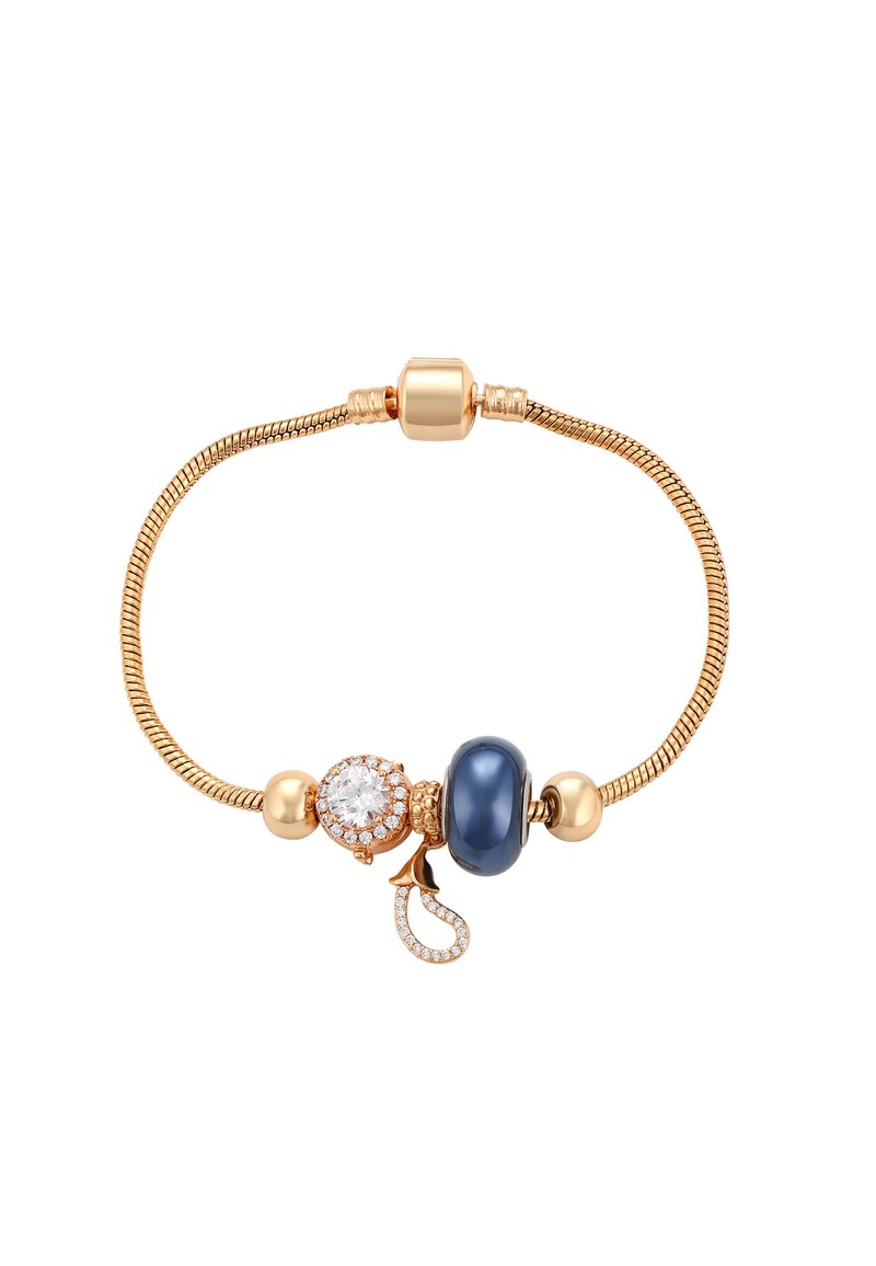 Brățară cu ton de aur, având o bandă texturată și flexibilă. Între caracteristici se numără o perlă albastru închis, un accent circular cu cristal și accesorii decorative.