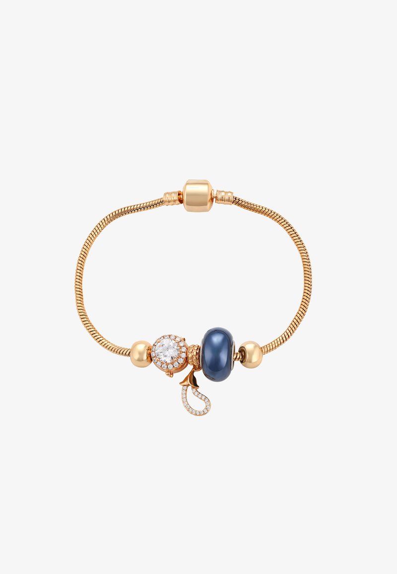Brățară cu ton de aur, având o bandă texturată și flexibilă. Între caracteristici se numără o perlă albastru închis, un accent circular cu cristal și accesorii decorative.