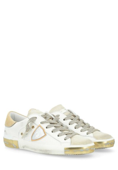 Sneaker bianche in pelle con dettagli in suede beige, lacci grigi e suola in gomma dorata. Presenta un logo triangolare sul lato.