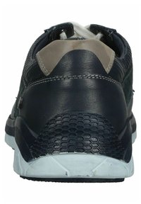 Námořnické modré sportovní boty s vrchním dílem z umělé kůže a síťoviny, hexagonální texturovanou patou a bílou podrážkou. Šňůrky a jazyk jsou viditelné nahoře.