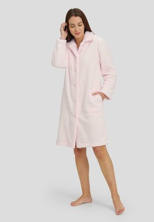 Bata de baño rosa y esponjosa con cuello, cierre de botón y dos bolsillos laterales. Textura suave y diseño hasta la rodilla para calidez y comodidad.