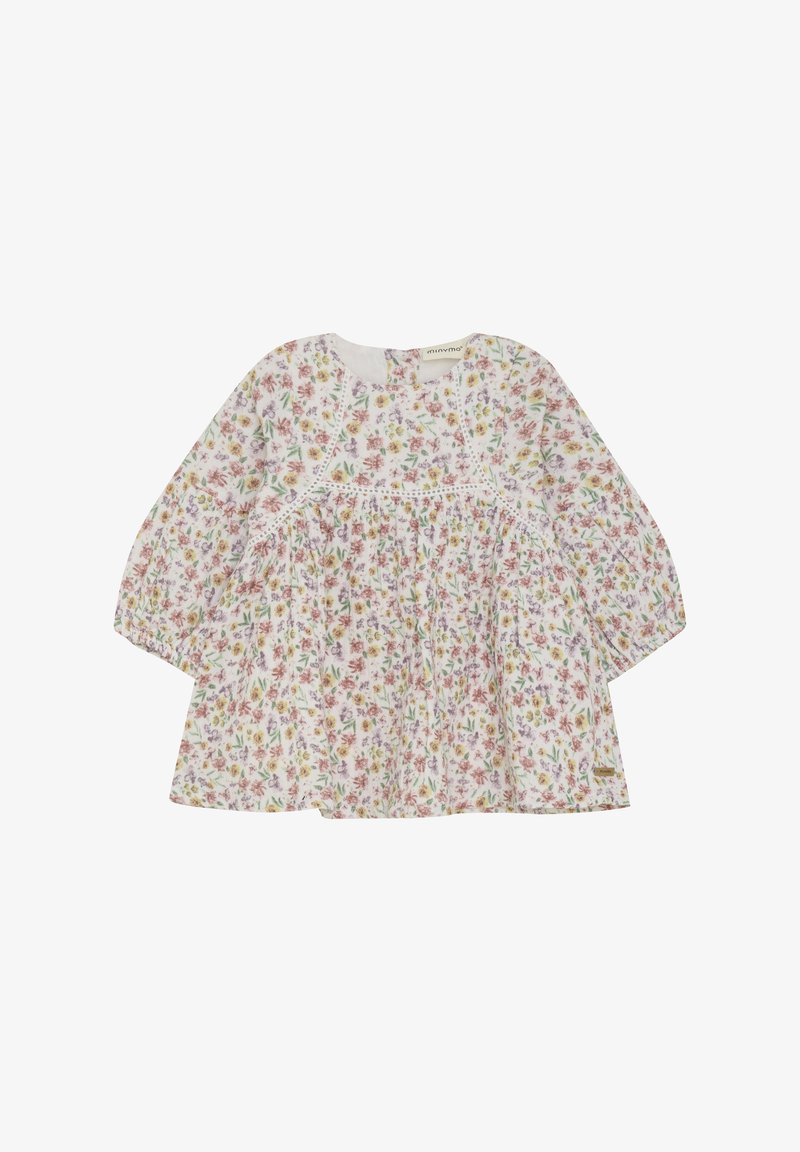 Robe florale en tissu léger ; fond blanc avec des fleurs roses, jaunes et vertes ; manches longues et corsage froncé pour plus de volume.