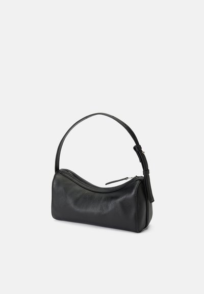 Bolsa de ombro em pele preta com um design curvo e uma forma esbelta. Apresenta uma alça de ombro única e um fecho de correr. Textura suave.
