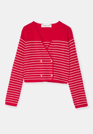 Červený zkrácený svetr s bílými vodorovnými pruhy, s výstřihem ve tvaru V a dvojitou řadou zlatých knoflíků. Vyrobeno z texturovaného pleteného materiálu.