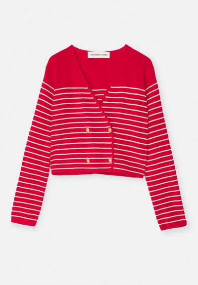 Roter verkürzter Cardigan mit weißen horizontalen Streifen, ausgestattet mit einem V-Ausschnitt und doppeltknöpfigen goldenen Knöpfen. Hergestellt aus strukturierter Strickware.