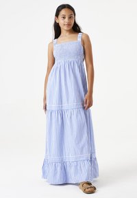 Maxikleid mit blauen und weißen Streifen, gerafftem Oberteil, quadratischen Trägern und Rüschensaum. Hergestellt aus leichtem Stoff, geeignet für warmes Wetter.