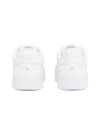 Adidași albi din piele netedă, cu talpă plată, design minimalist și un mic accent logo auriu pe spate.