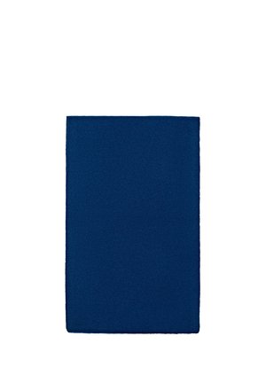 Échantillon de tissu texturé bleu foncé rectangulaire avec des bords droits sur fond blanc.