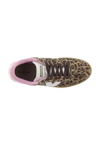 Sneaker con stampa leopardata in camoscio marrone e beige, con rivestimento interno in tessuto rosa, logo bianco e lacci marroni scuri. Suola in gomma, design a bassa altezza.