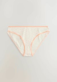 Katoenen bikini slipjes met een crème basis, voorzien van een patroon van kleine, lichtroze harten en contrasterende roze afwerking langs de randen.