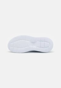 Semelle de chaussure de sport blanche avec une surface en caoutchouc texturée présentant des motifs rectangulaires et circulaires pour une meilleure adhérence. Profil plat et conception robuste.