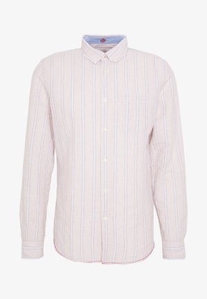 Camisa de lino de color rosa claro con rayas verticales blancas y azul marino, cuello de botón, un bolsillo en el pecho y dobladillo curvado.