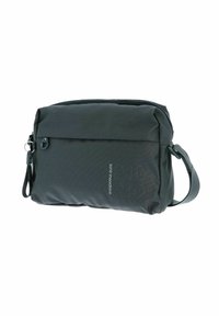 Borsa messenger grigio scuro realizzata in tessuto testurizzato, con chiusura a zip, tracolla regolabile e logo in rilievo su un lato. Forma rettangolare.