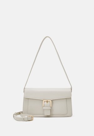 Petit sac à main rectangulaire en cuir blanc cassé avec rabat supérieur, fermeture à boucle dorée, bandoulière courte et bandoulière longue amovible.