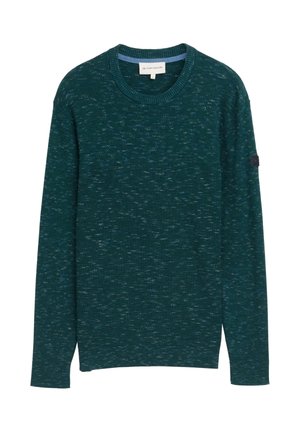 Mørkegrøn sweater med en tekstureret strikket design, rund hals, lange ærmer og et lille logo mærke på venstre ærme.