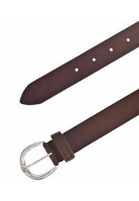Ceinture en cuir marron avec une texture lisse, boucle en métal argenté et plusieurs trous pour les ajustements, avec des accents cousus près de la boucle.