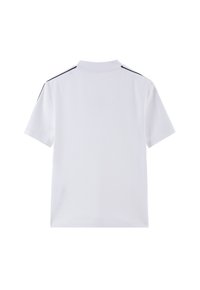 Witte polo met korte mouwen en een effen ontwerp. Beschikt over een kraag en donkere contrasterende strepen langs de schouders. Gladde textuur.