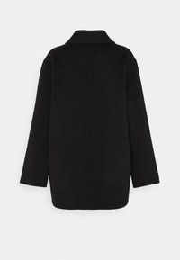 Černý kabát s límcem, dlouhými rukávy a uvolněným střihem. Má čistou siluetu a hladkou texturu bez viditelného kování nebo vzorů.