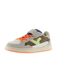 Sneaker con punta in pelle bianca, parte superiore in suede grigio, dettagli in camouflage, lacci arancioni e suola in gomma arancione. Cinturino regolabile sulla parte superiore.