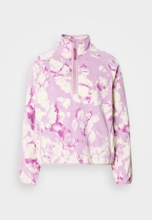 Φλις πουλόβερ σε ανοιχτό ροζ με λευκά και πιο σκούρα ροζ αφηρημένα σχέδια. Διαθέτει γιακά με φερμουάρ στο μισό μήκος και μανίκια ράγκλαν. Μαλακή υφή.