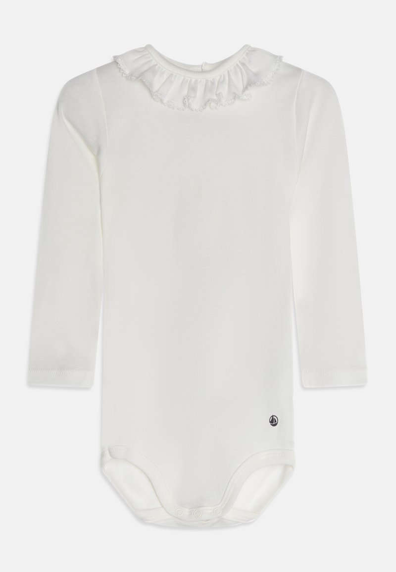 Vit långärmad bodysuit med volangkrage, tillverkad av mjukt material. Har tryckknappar i botten och en liten logodetalj.
