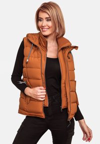 Oranž puffer vest kõrge kraega, lukuga ees ja kahe küljetaskuga. Omab reguleeritavaid nööriga paeluge ja tikitud tekstuuri.