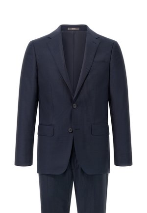 Marineblau gestreifter Anzug mit einreihiger Jacke, spitzen Revers, zwei Fronttaschen und passender Hose. Glatte Textur und taillierte Passform.