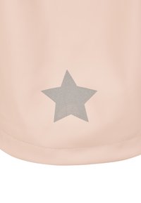 Rosa Tasche mit glatter, glänzender Textur und einem großen silbernen Stern-Design. Der untere Rand ist genäht, was die Haltbarkeit erhöht.