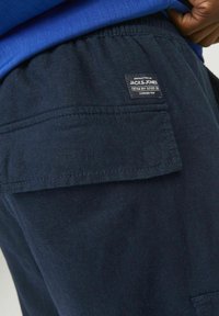 Shorts in cotone blu navy con una tasca a toppa e un'etichetta di Jack & Jones. Tessuto testurizzato con dettaglio del girovita elastico.