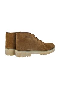 Botas de ante marrón hasta el tobillo con punta redonda, detalle de cordones y suela de goma texturizada. Presentan un corte cosido y un logo en el costado.