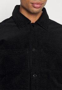 Weekday ROLAND OVERSHIRT - Casaco de verão - black