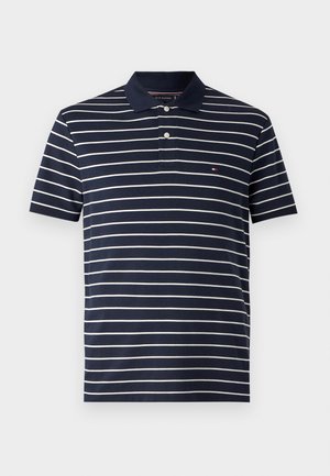 Temno moder polo majica z belimi horizontalnimi črtami, kratkimi rokavi, trojnim gumbi in majhnim logotipom na prsih. Iz bombažnega materiala.