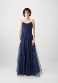 Rochie lungă bleu marin cu bretele subțiri, corset pliat și fustă din tul stratificată. Material neted cu un design fluid și talie naturală.