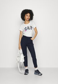 GAP Petite V-SKINNY ANKLE BISTRETCH - Vaqueros pitillo - true indigo