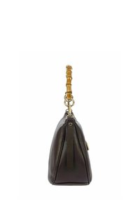 Sac à main en cuir brun foncé avec une surface texturée, doté d'une poignée en bambou et de quincaillerie en ton or, de forme structurée avec fermeture éclair.