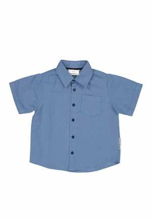 Kortærmet blå skjorte med knapper til børn, med krave og brystlomme, fladt lagt ud på en hvid baggrund.