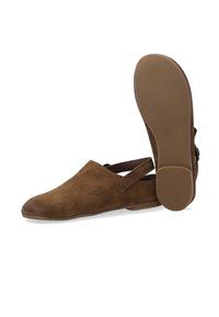 Brune ruskind slingback-sko med en glat overflade, rund tå og en flad gummisål. Med justerbar rem.