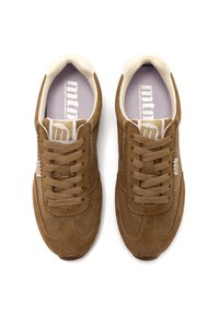 Καφέ σουέτ αθλητικά παπούτσια με στρογγυλή μύτη και μπεζ κορδόνια. Διαθέτουν ραφές διακόσμησης, λογότυπο και μοβ εσωτερική σόλα από αφρό.