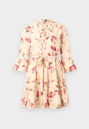 Abito color crema con stampa floreale rosa, scollo a V, maniche a tre quarti arricciate, gonna a balze e cintura in tessuto.