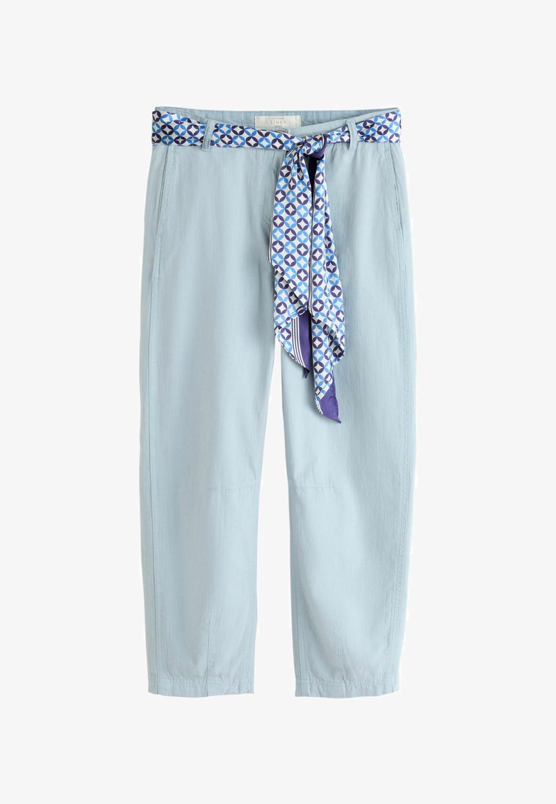 Pantalon femme bleu clair taille haute, assorti d'une ceinture en tissu bleu à motifs nouée en un nœud papillon.