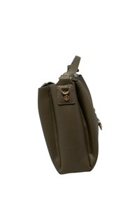 Borsa a mano in pelle marrone con forma rettangolare, dotata di hardware dorato e una superficie liscia. Presenta una cerniera laterale e un manico corto.