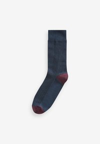 Mørkeblå ribbet sok med maroon tå og hæl. Har en glat tekstur og et klassisk design.