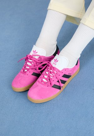 GAZELLE - Sneaker low - semi lucid fuchsia/core black/white