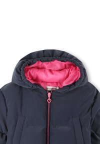 Giacca imbottita blu navy con cappuccio foderato di rosa e zip frontale dotata di un tirante a forma di cuore. Include due tasche frontali.