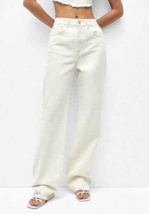 Jeans en denim à larges jambes de couleur crème claire, avec une taille haute, des poches avant et un design épuré et minimal.