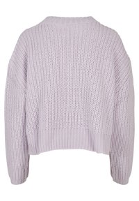 Maglione lavorato a maglia di colore lavanda con una vestibilità ampia, caratterizzato da un collo alto, spalle basse e orlo a costine. Il filato testurizzato aggiunge profondità.