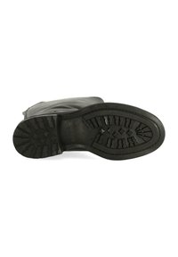 Suela de bota de goma negra con un patrón de relieve texturizado. Forma redondeada con un área superior suave y bordes reforzados para mayor durabilidad.