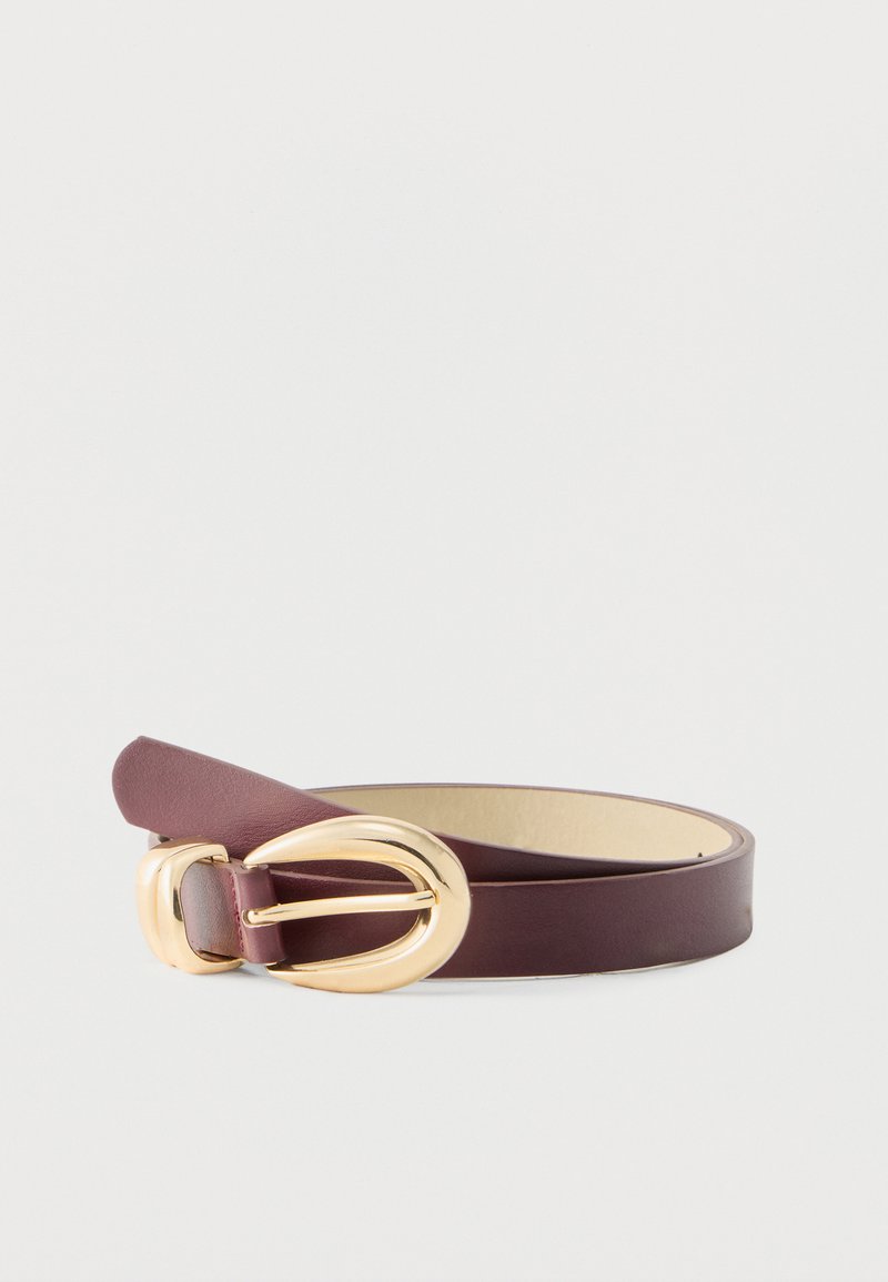 Σκούρα καφέ δερμάτινη ζώνη με λαμπερή χρυσή οβάλ αγκράφα, τοποθετημένη επίπεδα σε λευκό υπόβαθρο.