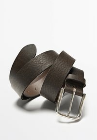 Ceinture en cuir marron avec une finition texturée, dotée d'une boucle rectangulaire en argent et de plusieurs trous pour ajustement. Les extrémités sont légèrement arrondies.