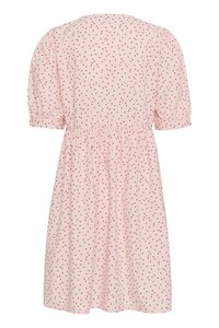Helles rosa Kleid mit kurzen Puffärmelchen, verziert mit kleinen roten Herzmustern, gerafftem Taillenbereich und einem ausgestellten Rock. Strukturierter Stoff.
